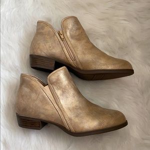 7W Short Heeled Ankle Boot Booties in Gold